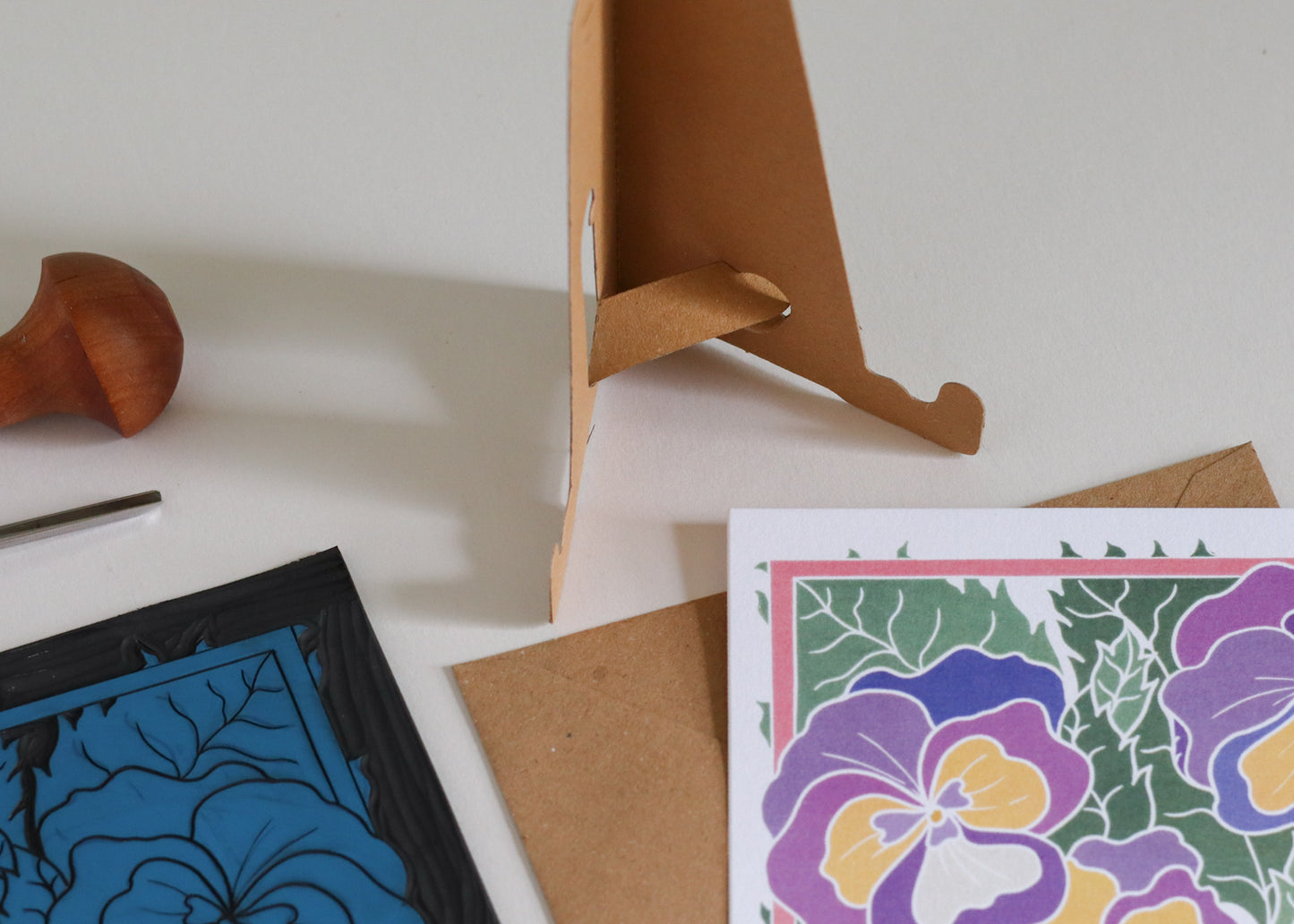 Pansies for Thoughts: 2027 Stand-Up Desk Calendar