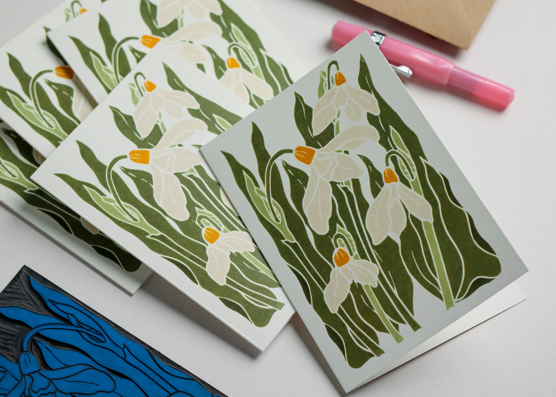 Snowdrops in the Garden notecard set with recycled kraft envelopes. Eight A6 hand-carved botanical greeting cards and matching envelopes, eco-friendly stationery perfect for thank you notes and correspondence. British flora design.