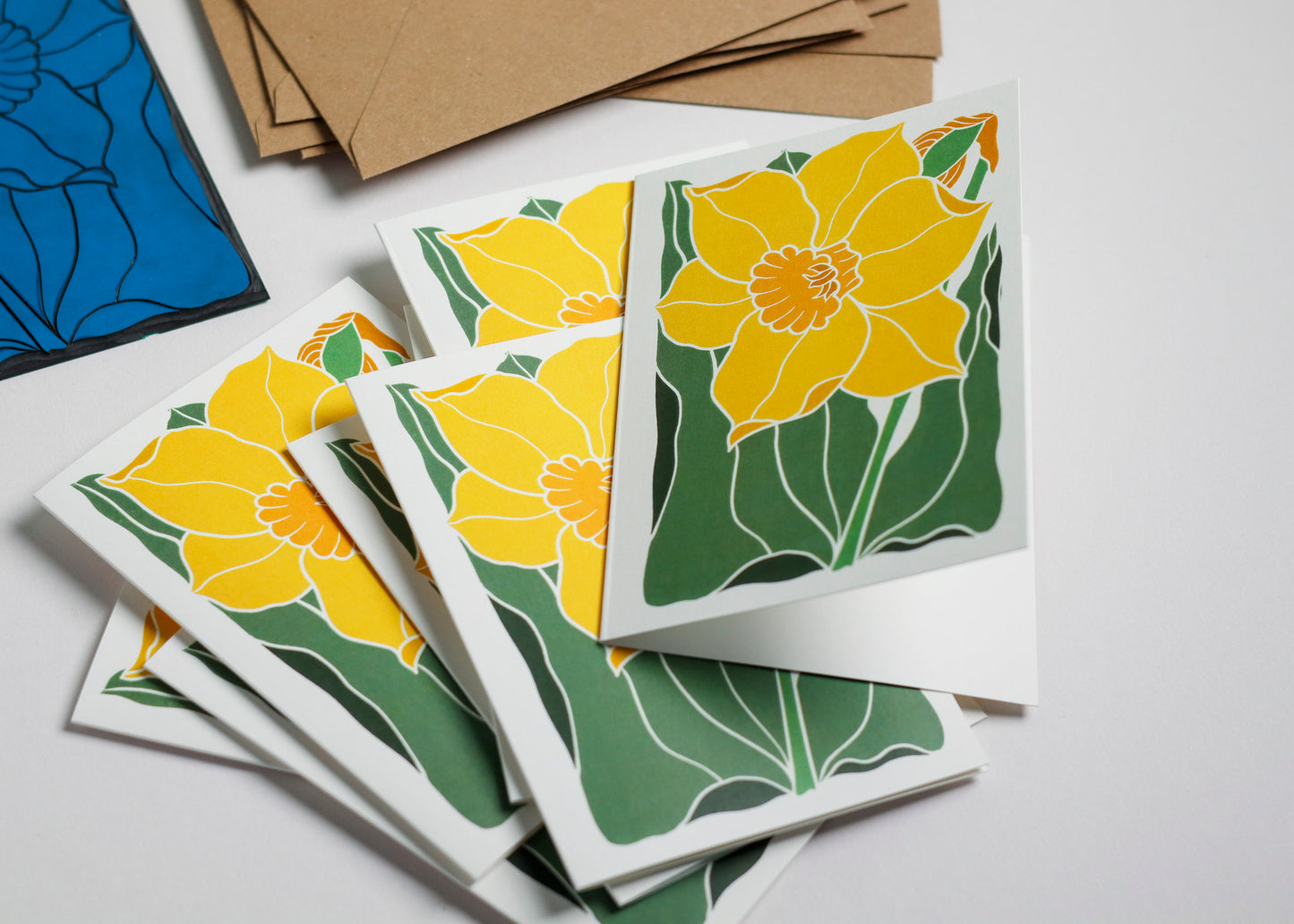 Single daffodil design notecard set with recycled kraft envelopes. Eight A6 hand-carved botanical greeting cards and matching envelopes, eco-friendly stationery perfect for thank you notes and correspondence. British flora design.